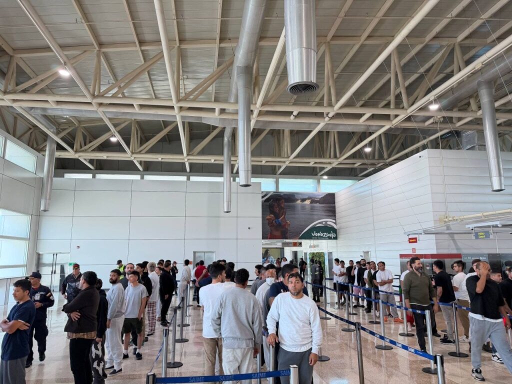 Llegó a Maiquetía un nuevo vuelo con más de 120 migrantes venezolanos deportados de EEUU