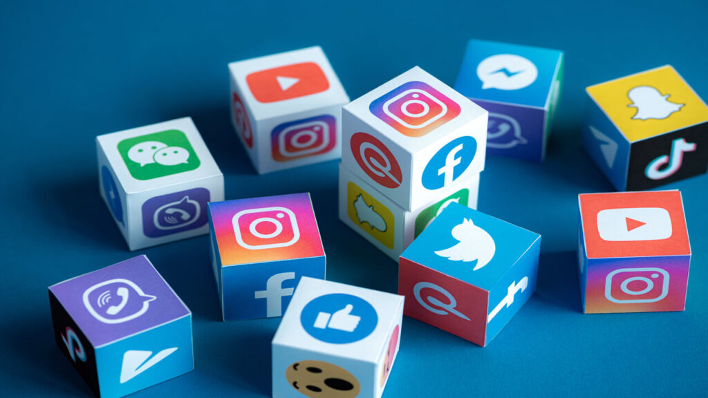 AFP | Redes sociales y videos en línea superan a los medios tradicionales para informar - AlbertoNews