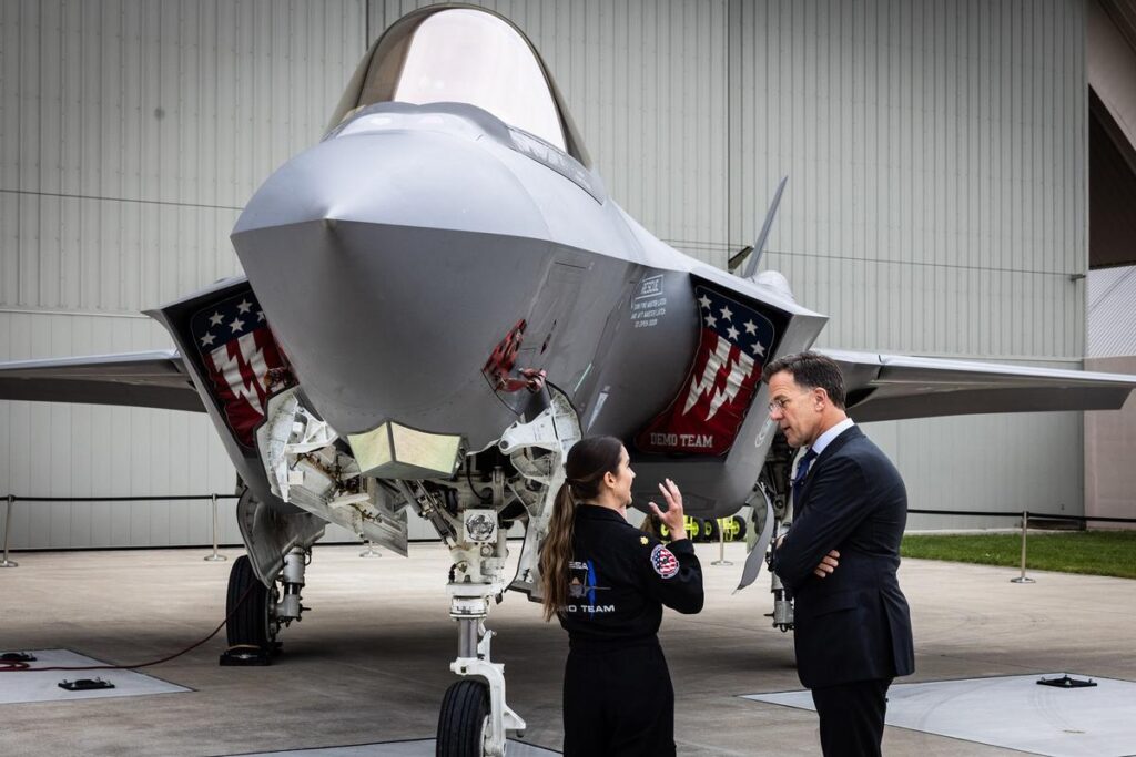 El secretario general de la OTAN, Mark Rutte, junto a un caza F-35 y su piloto en Dayton (EEUU).