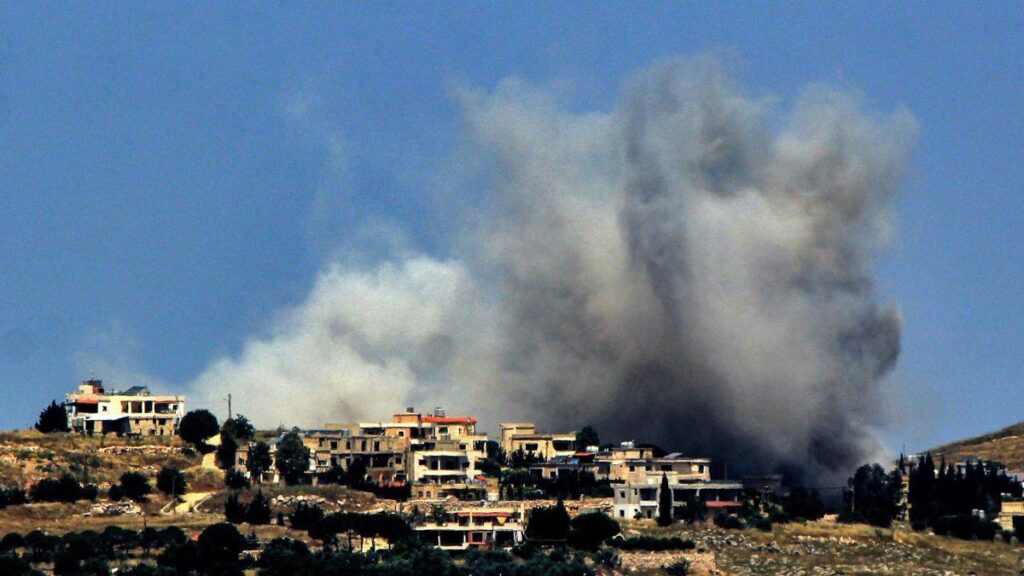 Columnas de humo en Kfar Tebniet, en el sur de Líbano, durante un bombardeo de Israel.