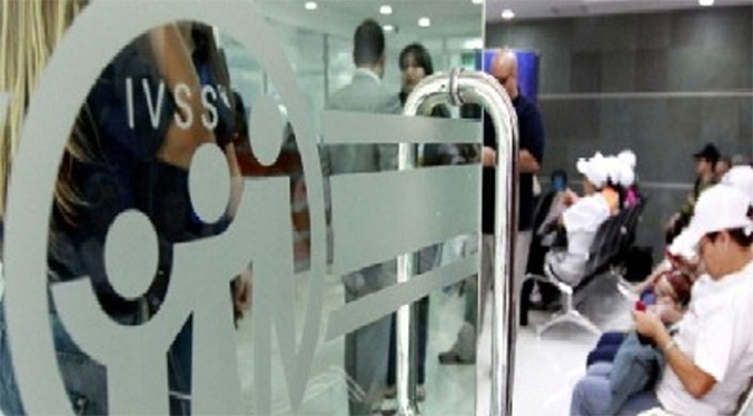 Abuelos cobran la pensión del Seguro Social este lunes