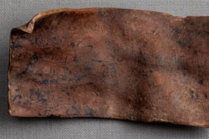 Acabamos de encontrar una tablilla de plomo que pone los pelos de punta: esconde una maldición en griego antiguo