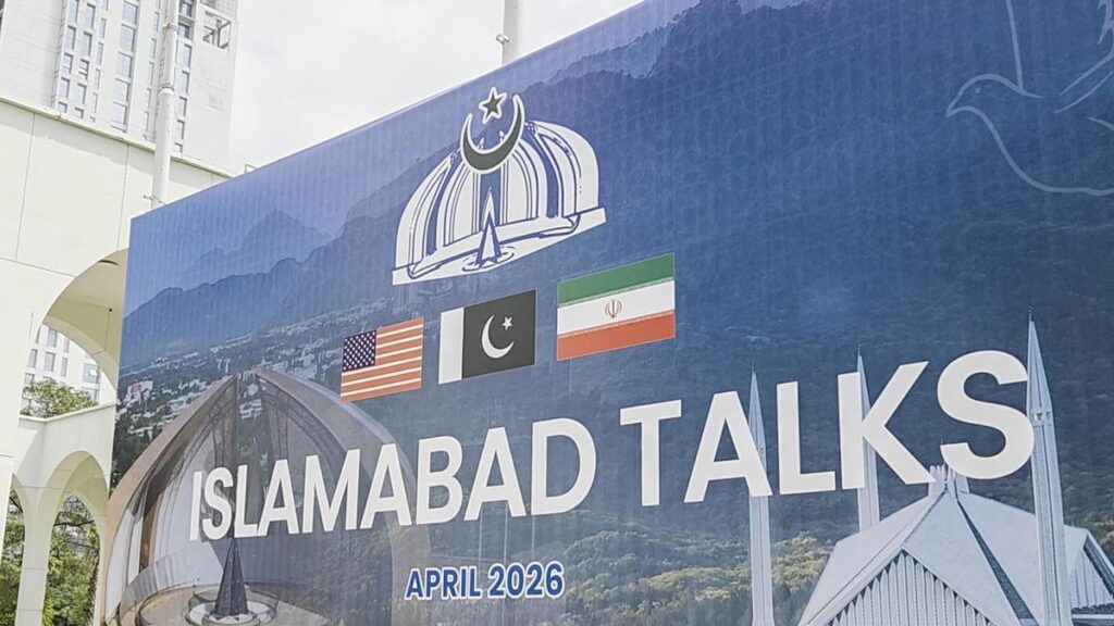 Cartel de las conversaciones de Islamabad entre Estados Unidos e Irán (archivo)