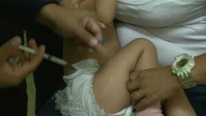 Advierten riesgos para miles de niños por cambios en el esquema de vacunación en Venezuela