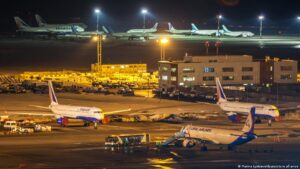 Aeropuertos de Moscú cierran brevemente por oleada de drones