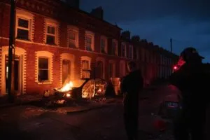 Al menos 12 agentes heridos y 16 manifestantes detenidos en nueva noche de disturbios racistas en Belfast | europapress.es