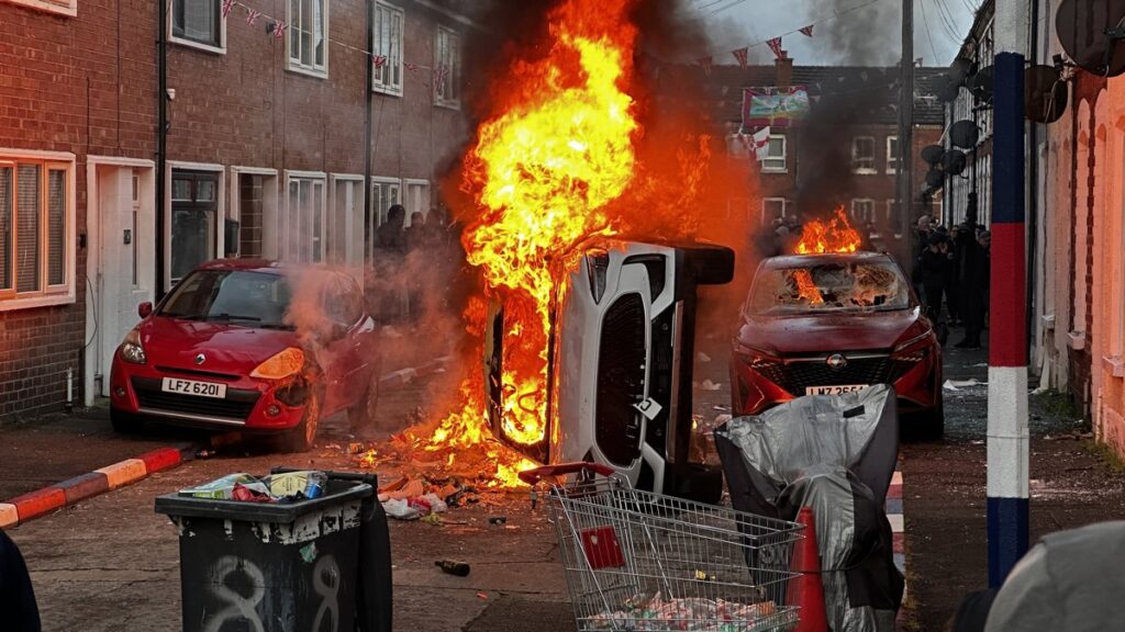 Al menos dos agentes heridos en los disturbios racistas de Belfast tras el ataque de un ciudadano sudanés