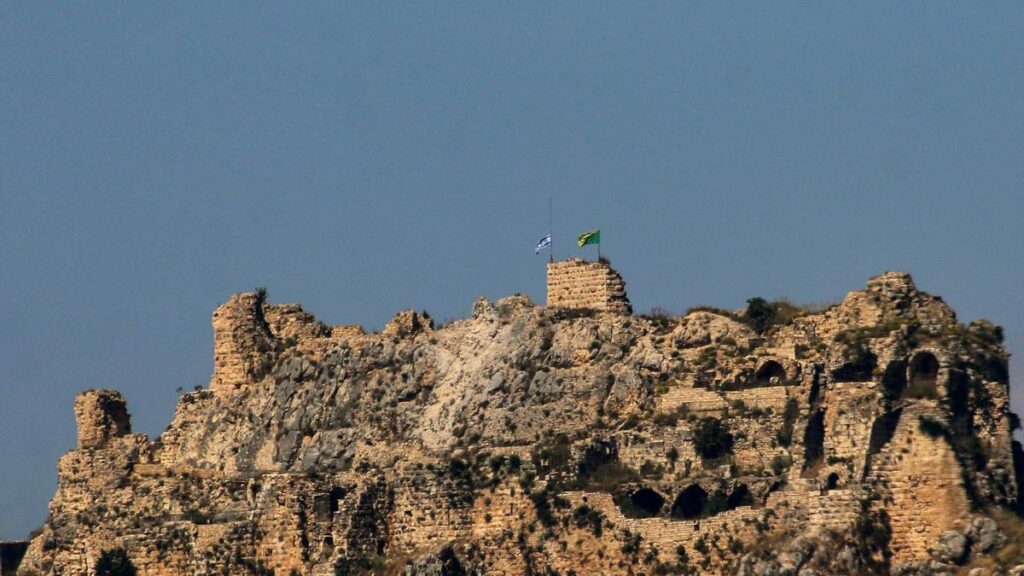 La bandera israelí sobre la fortaleza de Beaufort, en el sur de Líbano