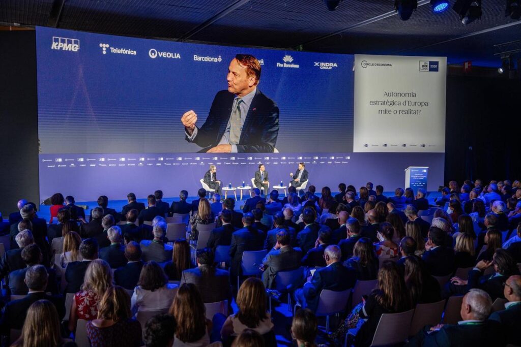 José Manuel Albares, ministro de Asuntos Exteriores, Unión Europea y Cooperación y Radosław Sikorski, viceprimer ministro y ministro de Asuntos Exteriores de Polonia en la Reunión Anual del Cercle d'Economía