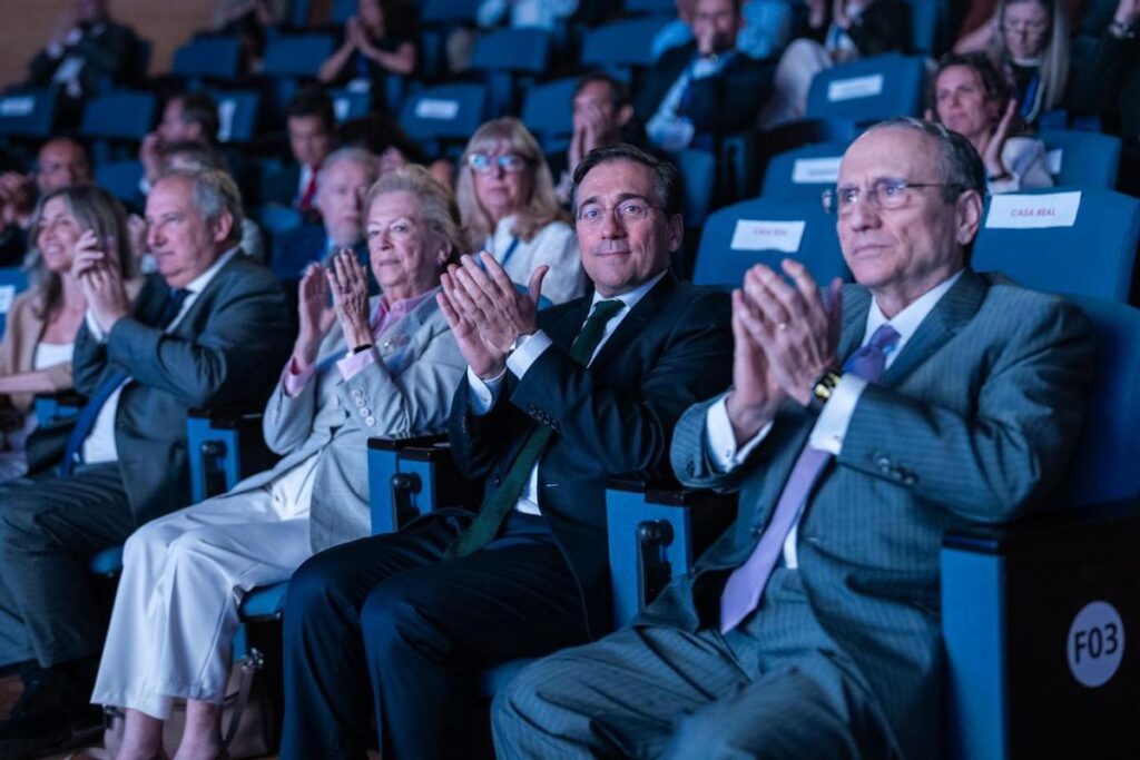 El ministro de Asuntos Exteriores, Unión Europea y Cooperación, José Manuel Albares, rodeado por Javier Moll y Arantza Sarasola, presidente y vicepresidenta de Prensa Ibérica.