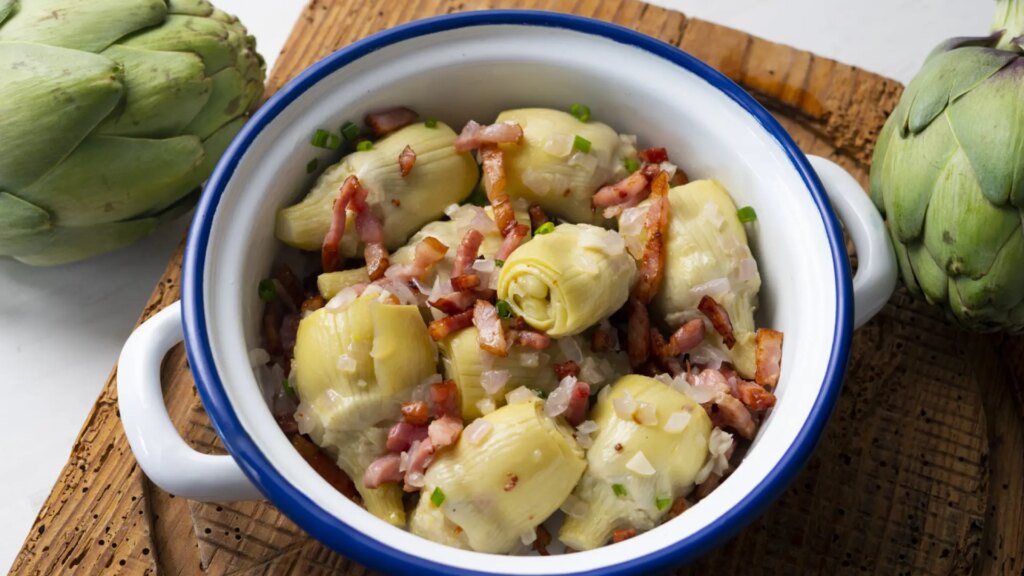 Alcachofas con bechamel, una económica receta para aprovechar este alimento de temporada