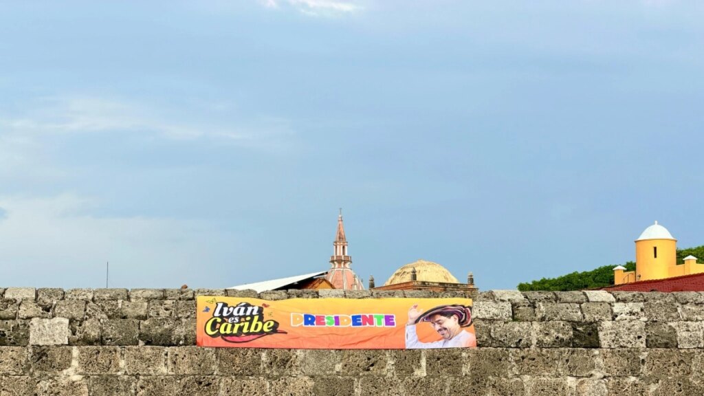 Alcalde Dumek Turbay ordena retirar publicidad de Iván Cepeda que pusieron sobre las murallas de Cartagena: 'Ni tendedero ni mural para proselitismo'