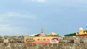 Alcalde Dumek Turbay ordena retirar publicidad de Iván Cepeda que pusieron sobre las murallas de Cartagena: ‘Ni tendedero ni mural para proselitismo’