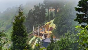 Alcaldía de Medellín suspende 35 construcciones ilegales en cerro tutelar