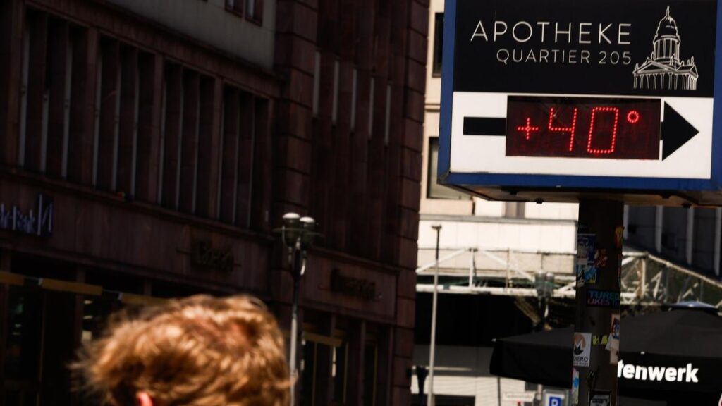 Un termómetro en una farmacia del centro de Berlín marca 40ºC, este sábado.