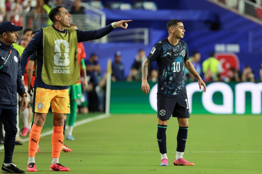 Almirón dejó a Paraguay con diez ante Turquía tras ser el primer expulsado por la «ley Prestianni» (VIDEO)