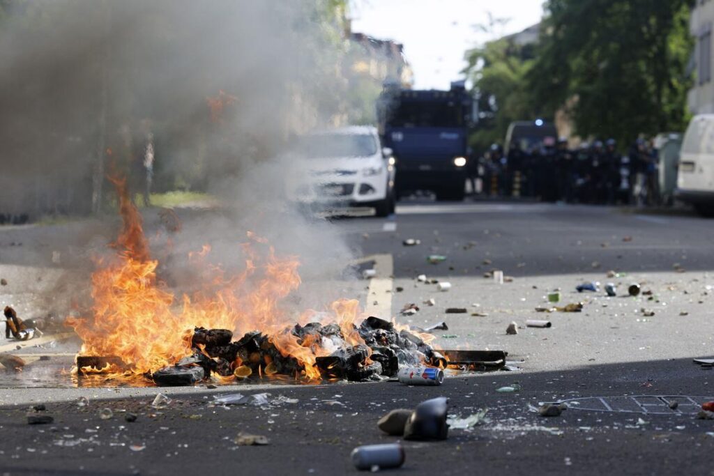 GENEVA (Switzerland), 14/06/2026.- Trash set on fire on a street during a demonstration against the G7 summit in Geneva, Switzerland, 14 June 2026. Protests opposing the G7 summit, which is scheduled to take place from 15 to 17 June 2026 in Evian, France, are centered this weekend in nearby Geneva. Activists have chosen Geneva for its accessibility compared to the high-security perimeter surrounding Evian. (Protestas, Francia, Suiza, Ginebra) EFE/EPA/CYRIL ZINGARO