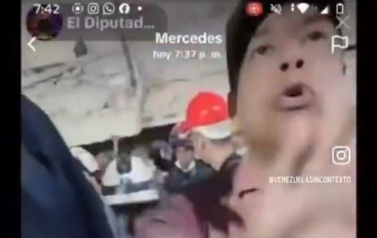 Funcionario amenaza a locutor Gabriel Tinoco por transmitir en vivo la situación en Caracas