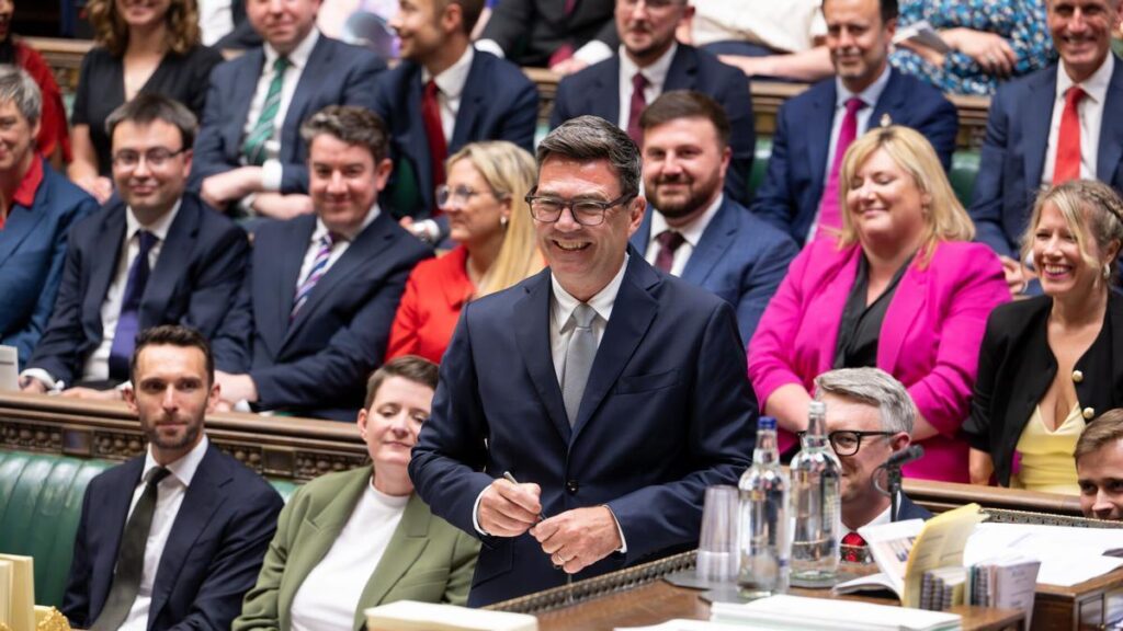 Andy Burnham, futuro primer ministro británico, en la Cámara de los Comunes.