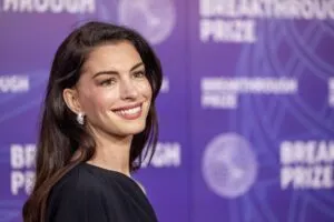 Anne Hathaway revela su tercer embarazo con emotivo video