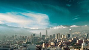 Antes de comprar, verifique: las 41 edificaciones ilegales que ponen en peligro vidas en la comuna 9 de Medellín