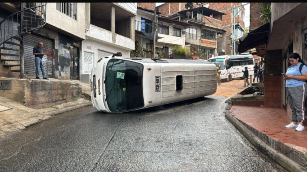 Aparatoso accidente de buseta escolar en el sur de Cali: nueve menores fueron llevados a centros asistenciales