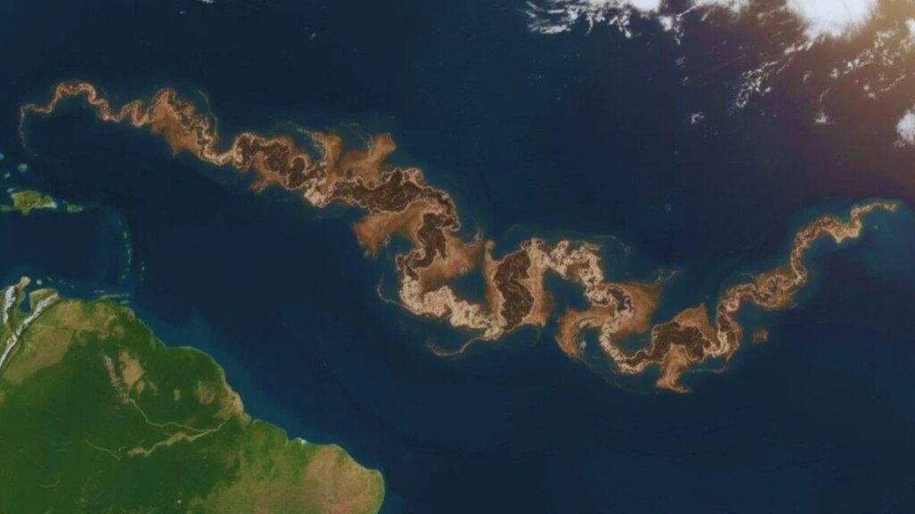 Aparece una franja marrón “continental” entre África y América. No es petróleo, es algo que parece aún más peligroso y el problema va en serio