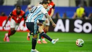 Argentina clasifica a dieciseisavos tras vencer a Austria