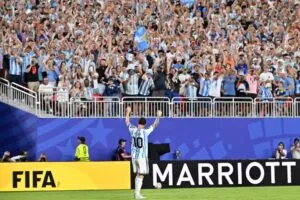 Argentina demostró su poder de CAMPEÓN y debutó con goleada de Messi contra Argelia