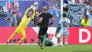 Argentina gana en debut contra Argelia con triplete de Messi