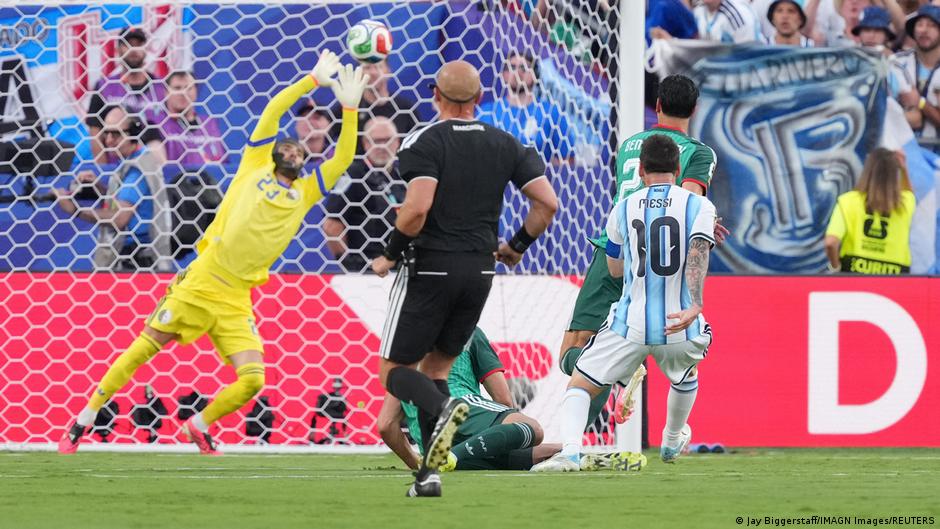 Argentina gana en debut contra Argelia con triplete de Messi