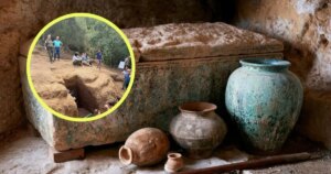 Arqueólogos abren una tumba etrusca intacta sellada hace 2.700 años en Barbarano Romano: esto es lo que escondía
