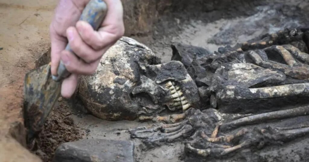 Arqueólogos descubren un hombre de 5.000 años enterrado en un horno: el hallazgo que podría reescribir los rituales de la Prehistoria