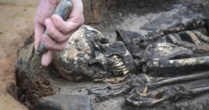 Arqueólogos descubren un hombre de 5.000 años enterrado en un horno: el hallazgo que podría reescribir los rituales de la Prehistoria