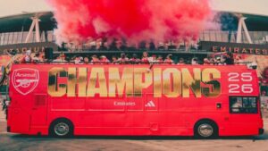 Arsenal se olvidó de la Champions con un baño de masas en Londres