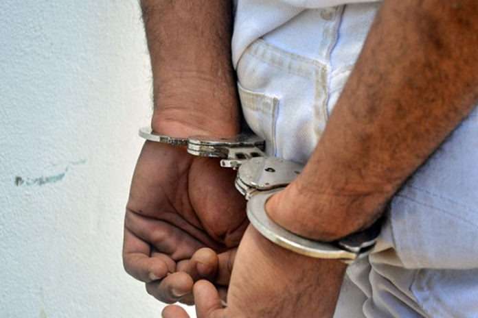 Asesinan a golpes a indigente en coche