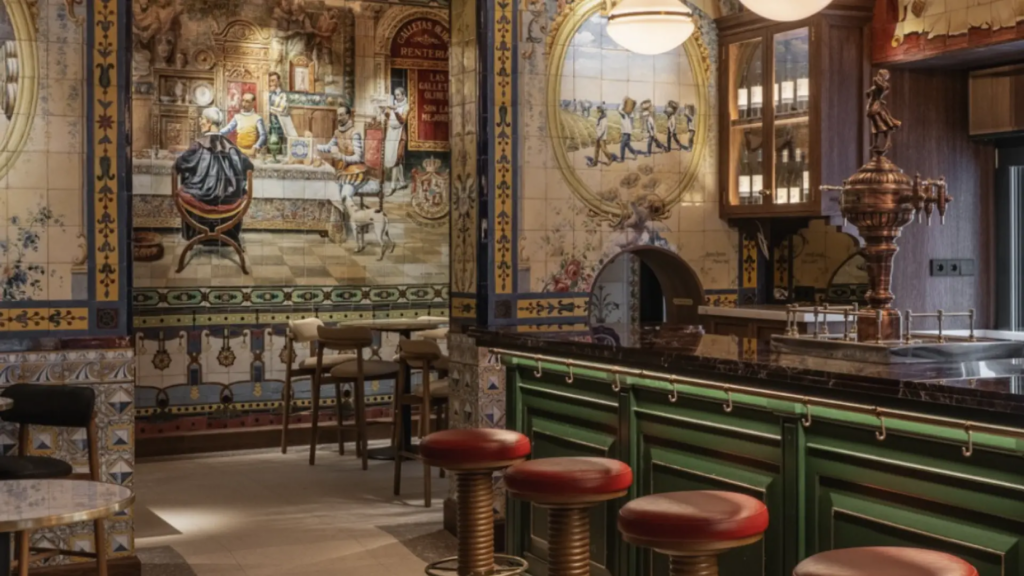Así es la taberna situada en el barrio de las Letras que es conocida como la 'capilla sixtina de los azulejos andaluces': ha reabierto sus puertas después de más de 20 años