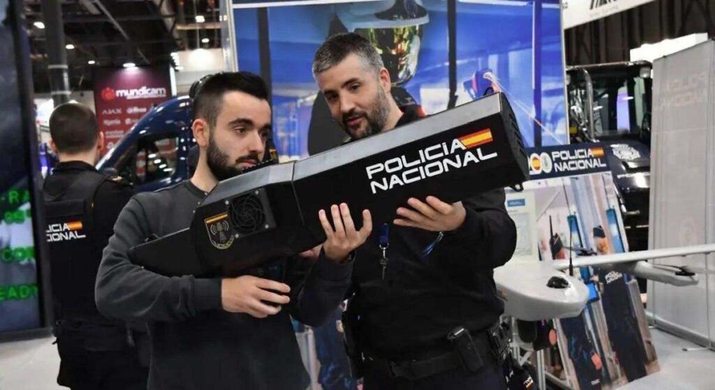 Así funcionan los rifles antidrones de la Policía: los dejan "ciegos" y los capturan a 1.000 metros de distancia
