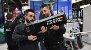 Así funcionan los rifles antidrones de la Policía: los dejan «ciegos» y los capturan a 1.000 metros de distancia