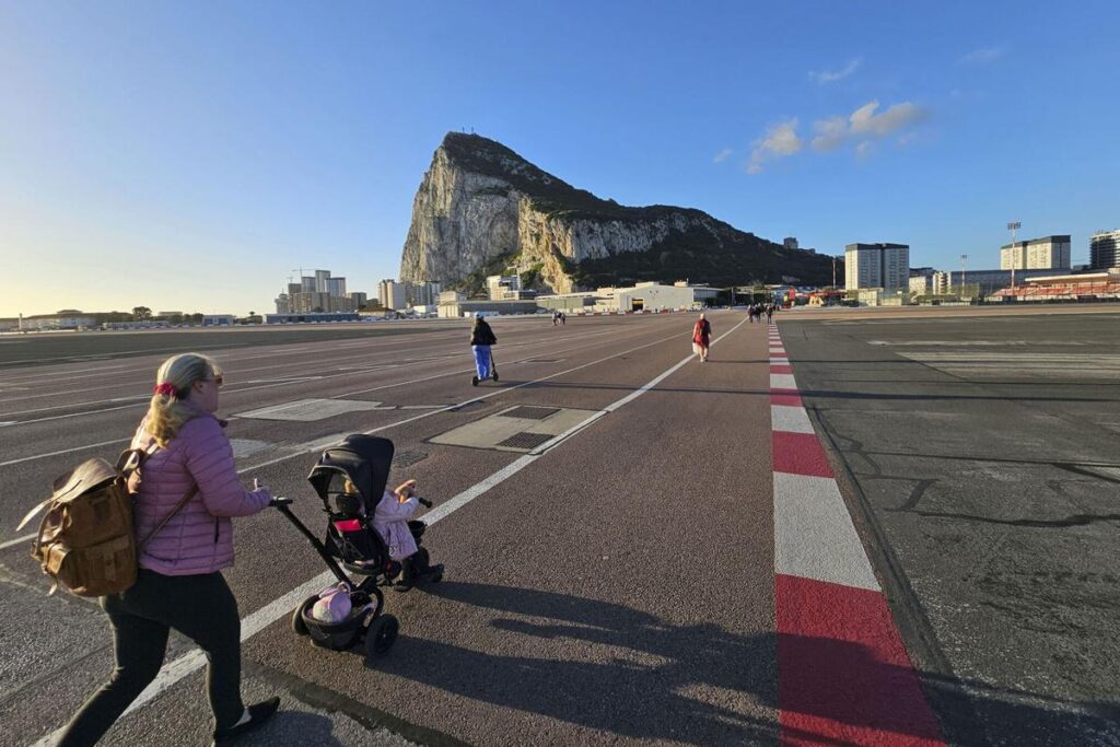 Aeropuerto de Gibraltar. // Efe GIBRALTAR, 12/04/2024.- Una mujer cruza el aeropuerto de Gibraltar este viernes en el que Reino Unido y España se reúnen en Bruselas para llagar a un acuerdo sobre el peñón.