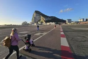 Así se vive en Gibraltar y La Línea los días previos al derribo de la Verja: «A mí me hacen reina» | elperiodico.com