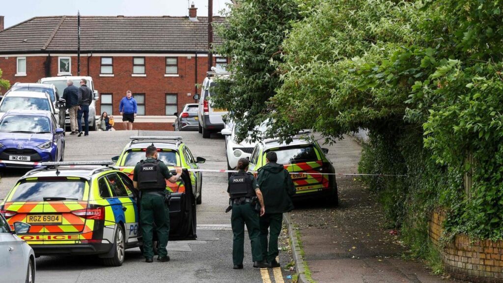 Ataque con cuchillo | Un apuñalamiento en Belfast perpetrado por un sudanés eleva la tensión en Irlanda del Norte | elperiodico.com