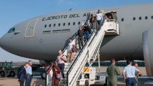 Aterrizan en Torrejón de Ardoz los primeros 76 españoles procedentes de Venezuela tras los terremotos | elperiodico.com