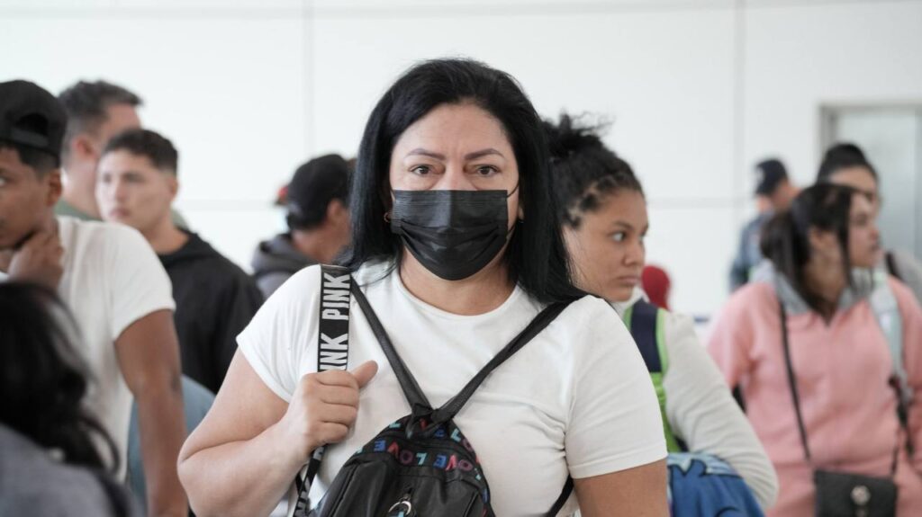 Aterrizó en Maiquetía otro vuelo con más de 150 migrantes deportados de México
