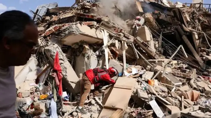 Aumentan a 920 las víctimas por terremotos en el país