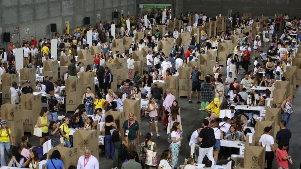 Interior del Pabellón Satélite de la Casa de Campo, habilitado como centro de votación para las elecciones presidenciales de Colombia, este domingo en Madrid.