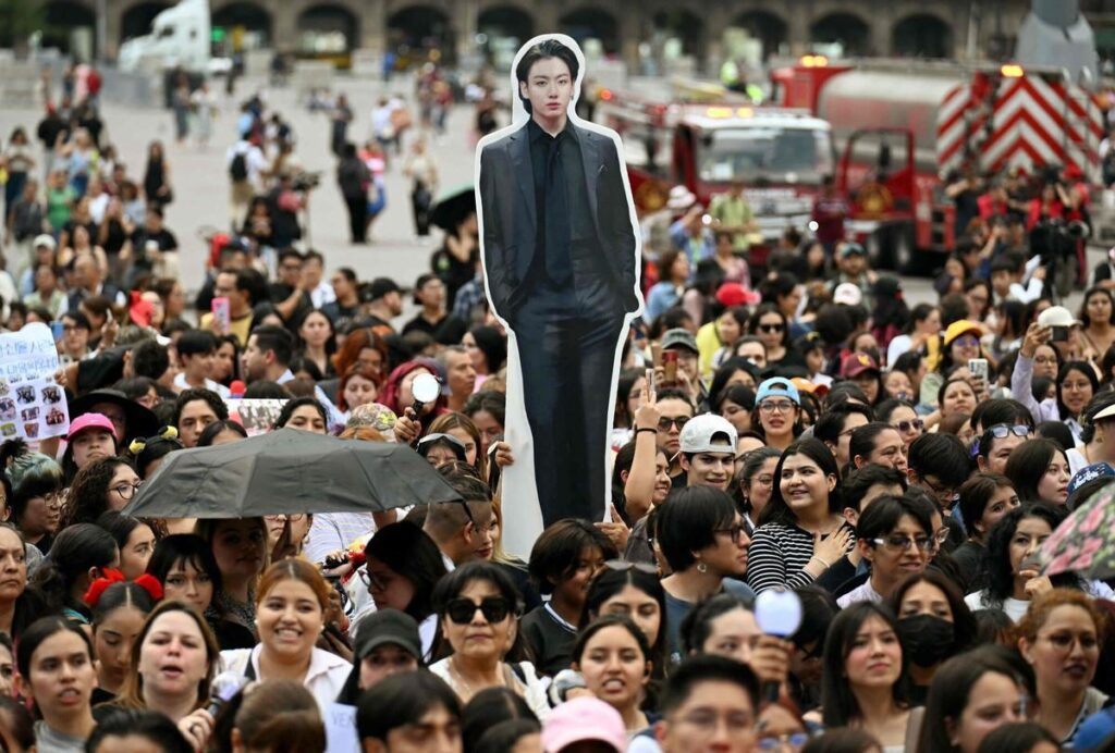 Los fans del grupo surcoreano de K-pop BTS esperan fuera del Palacio Nacional.