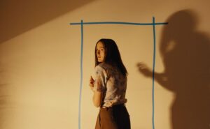 Backrooms logra el mayor debut en la historia de una película de terror original
