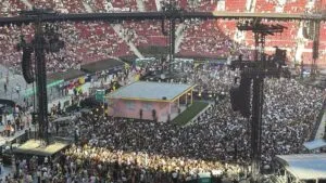Bad Bunny, en su concierto, y el Papa, en la Vigilia, avisan a los jóvenes sobre las redes sociales | europapress.es