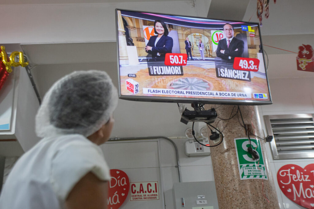 Balotaje en Perú: Fujimori conserva 4,4 puntos de ventaja sobre Sánchez al 76 % del escrutinio